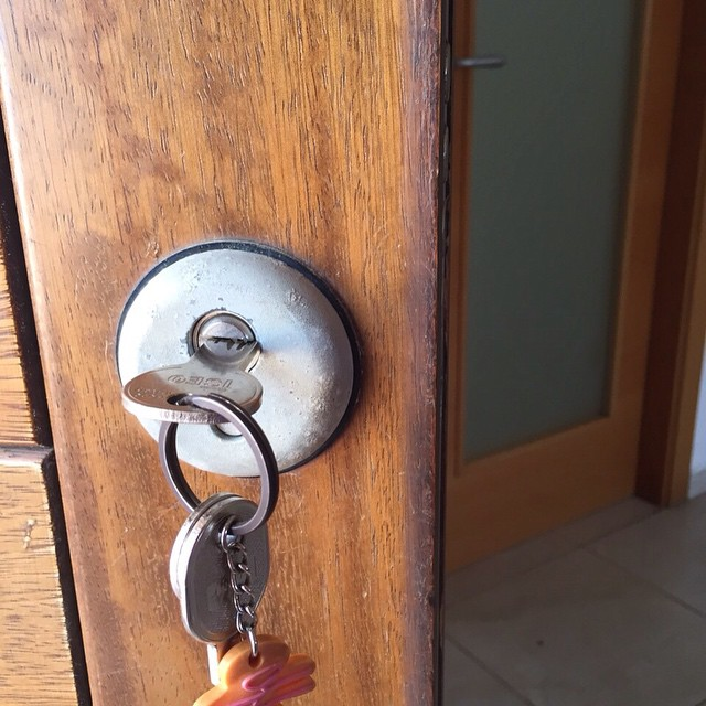 locksmiths open door