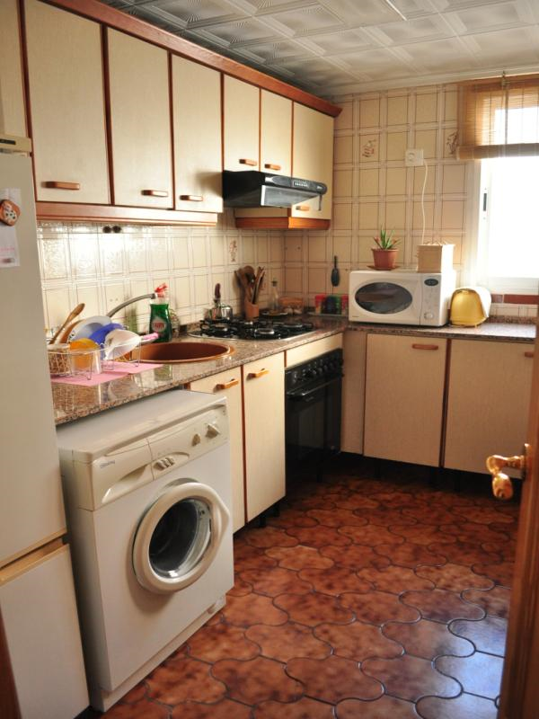 Técnico reparando nevera en Islantilla